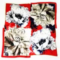 Foulard quadrato in seta floreale rosso e nero con punti dorati su bianco - Rosso