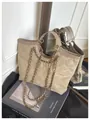 Sac cabas matelassé beige clair en daim avec bandoulière chaîne dorée élégante - Taille unique / Kaki