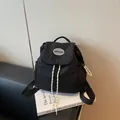 Mochila negra de nailon ligero con cordón y solapa para la escuela y el transporte diario - Talla única / Negro
