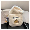 Borsa tote bianca in ecopelliccia con ricamo blu 'Delicious' e ciondolo gabbiano - Con Ciondolo / Bianco