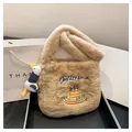 Borsa tote in peluche marrone con ricamo Delicious e ciondolo a forma di papera - Con Ciondolo / Cachi