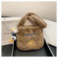 Sac fourre-tout marron en peluche avec broderie et breloque canard dans un décor épuré - Café