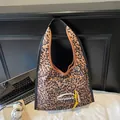 Leopard-Canvas-Tasche mit schwarzen breiten Tragegriffen und gelbem Quastenanhänger - Einheitsgröße / Braun