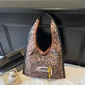 Leopard-Canvas-Shopper mit schwarzen Lederriemen und Noronoro-Schriftzug-Detail - Einheitsgröße / Gelbbraun