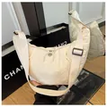 Elegante bolso bandolera de nailon crema en forma de media luna con correa - Talla única / Blanco Roto