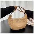 Bolso media luna de nailon beige con correa ajustable y textura de tela arrugada suave - Talla única / Caqui