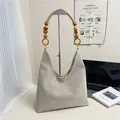 Borsa tote beige crema con manico in perle di legno e similpelle testurizzata in stile retrò - Beige