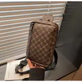 Sac de poitrine pour homme avec motif monogramme brun, fermeture éclair et sangle nylon - Taille unique / Café
