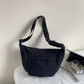 Minimalistische schwarze Nylon Umhängetasche mit großem Fassungsvermögen und breitem Gurt - Schwarz