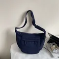 Dunkelblaue Halbmond-Umhängetasche aus Nylon mit verstellbarem Gurt für den Alltag - Dunkelblau