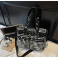Borsa tote punk in tela pied-de-poule con tasche multiple e tracolla con occhielli in metallo - Taglia unica / Nero