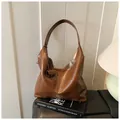 Bolso de hombro hobo marrón en piel sintética con un pequeño colgante cilíndrico único - Talla única / Cuero Marrón Brillante