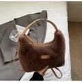 Braune Plüschhandtasche aus Kunstpelz mit Ledergriffen und Love every day Aufnäher - Einheitsgröße / Kaffeebraun