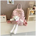 Detailansicht des rosa Rucksacks mit Bärenprints und großem Plüschtier-Anhänger am Fach - Einheitsgröße / Rosa