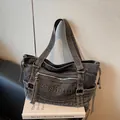 Sac croissant en denim gris foncé avec lettrage 3D fashion et cordon de serrage réglable - Taille unique / Noir