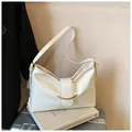 Detailansicht der weißen glänzenden Hobo-Tasche mit goldener U-förmiger Metallschnalle - Unterarmtasche / Weiß