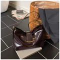 Minimalistische dunkelbraune Lackleder-Schultertasche mit goldener Mondsichel-Schnalle - Unterarmtasche / Kaffeebraun