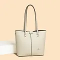 Detalle del bolso tote de cuero sintético granulado con logo dorado y herrajes de metal - Talla única / Blanco Roto