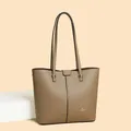 Bolso tote retro de cuero caqui con textura de lichi, tirantes finos y logotipo dorado - Talla única / Caqui