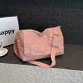 Borsa a tracolla in pelle scamosciata rosa con borchie argento e tracolla larga - Rosa