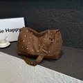 Sac bandoulière en daim marron avec rivets argentés et design plissé élégant - Marron