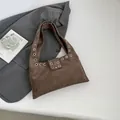 Borsa tote in finta pelle scamosciata marrone scuro con borchie e chiusura a fibbia - Marrone