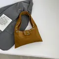 Braune Schultertasche aus Wachsleder mit silbernen Nieten im Vintage-Biker-Stil - Braun