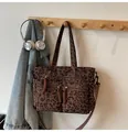 Détail du sac cabas en velours côtelé léopard avec poches zippées et bandoulière - café