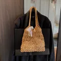 Handgefertigte Häkel-Tote-Bag in Khaki mit Spitzenschleife und Perlenanhänger - Mit Anhänger / Khaki
