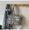 Détail du cabas léopard avec poches zippées et bandoulière blanche réglable amovible - Blanc