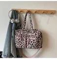 Détail du sac cabas léopard rose avec poches zippées et bandoulière réglable - Rose
