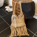 Beige handgewebte Boho-Tasche mit Fransen und weißer Spitzenschleife als Detail - Mit Anhänger / Khaki Stil 2 (Mit Quasten)