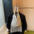 Handgefertigte cremefarbene Web-Tote-Bag mit Spitzenbogen und Bohème-Fransen - Mit Anhänger / Cremeweiß Stil 2 (Mit Quasten)