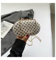 Schicke gepunktete Crossbody-Clutch mit goldenem Bogenschloss und eleganter Kette für Damen - Einheitsgröße / Weiß