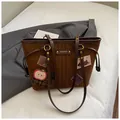 Retro braune Wildleder-Einkaufstasche mit süßen Aufnähern und Schulterriemen - Einheitsgröße / Kaffeebraun