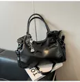 Detalle del bolso tote de cuero negro con colgantes de estrellas y textura suave - Con Colgante / Negro