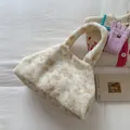 Bolso tote de peluche con estampado jaspeado beige y marrón claro para invierno - Patrón de Mármol Tie-Dye / Blanco Roto