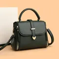 Borsa a tracolla verde minimalista con manico e ornamento a cuore in metallo dorato - Verde Scuro
