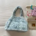 Bolso tote de felpa en azul y blanco con asas suaves para moda de otoño e invierno - Patrón de Nubes Azul y Blanco / Azul