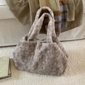 Bolso tote de felpa en color marrón grisáceo, bolso de hombro suave para invierno - Color Sólido Taupe / Café