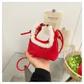 Borsa a mano rossa in camoscio con bordo in agnellino e tracolla sottile - Taglia unica / Rosso