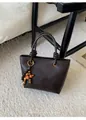 Donkerbruine bucket bag van imitatieleer met geknoopte handgreep en houten kralenhanger - Met Hanger / koffiekleur