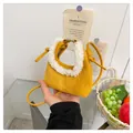 Mini borsa a mano gialla in camoscio con bordo in finta pelliccia bianca e tracolla - Taglia unica / Giallo