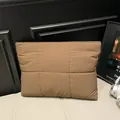 Borsa tote trapuntata in nylon marrone con design a scacchi imbottito del 2025 - Caffè / Taglia unica