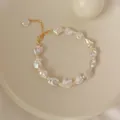 Detailopname van barok parelarmband met onregelmatige parels en gouden sluiting - Armband Stijl C (17+3cm)