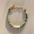 Détail d'un bracelet en perles de pierres naturelles vertes et perles d'eau douce - Style à trois perles en pierre tachetée verte et blanche (Bracelet 27)