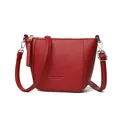 Borsa a secchiello in pelle rossa a grana con hardware argento su sfondo bianco pulito - Taglia unica / Rosso