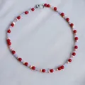 Dettaglio della collana con pietre rosse, perle rosa e chiusura a T in argento - Catena a Clavicola con Perline di Ceramica / 38+5cm / Patchwork Rosso e Viola (Con Perla Artificial)