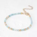 Detail van kralenarmband met hemelsblauwe natuurstenen en glanzende gouden accenten - Aquamarijnkleurige kralenstijl (Armband 4) / 17+3cm