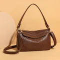 Sac bandoulière en cuir marron foncé avec rose embossée et détails dorés - Taille unique / Rose Petite Café